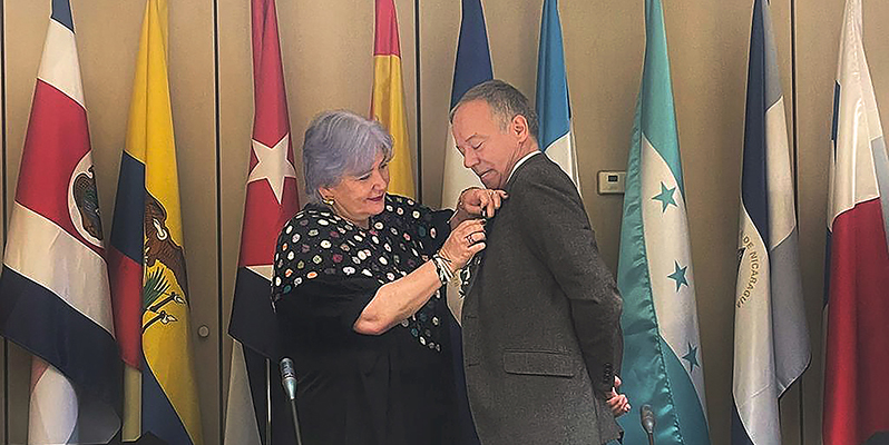 El decano de Derecho, Ricardo Alonso, recibe la Medalla Gabriela Mistral del Parlamento Andino